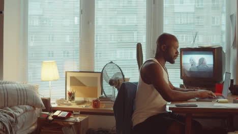 Afroamerikanischer-Mann,-Der-Zu-Hause-Einen-Laptop-Benutzt